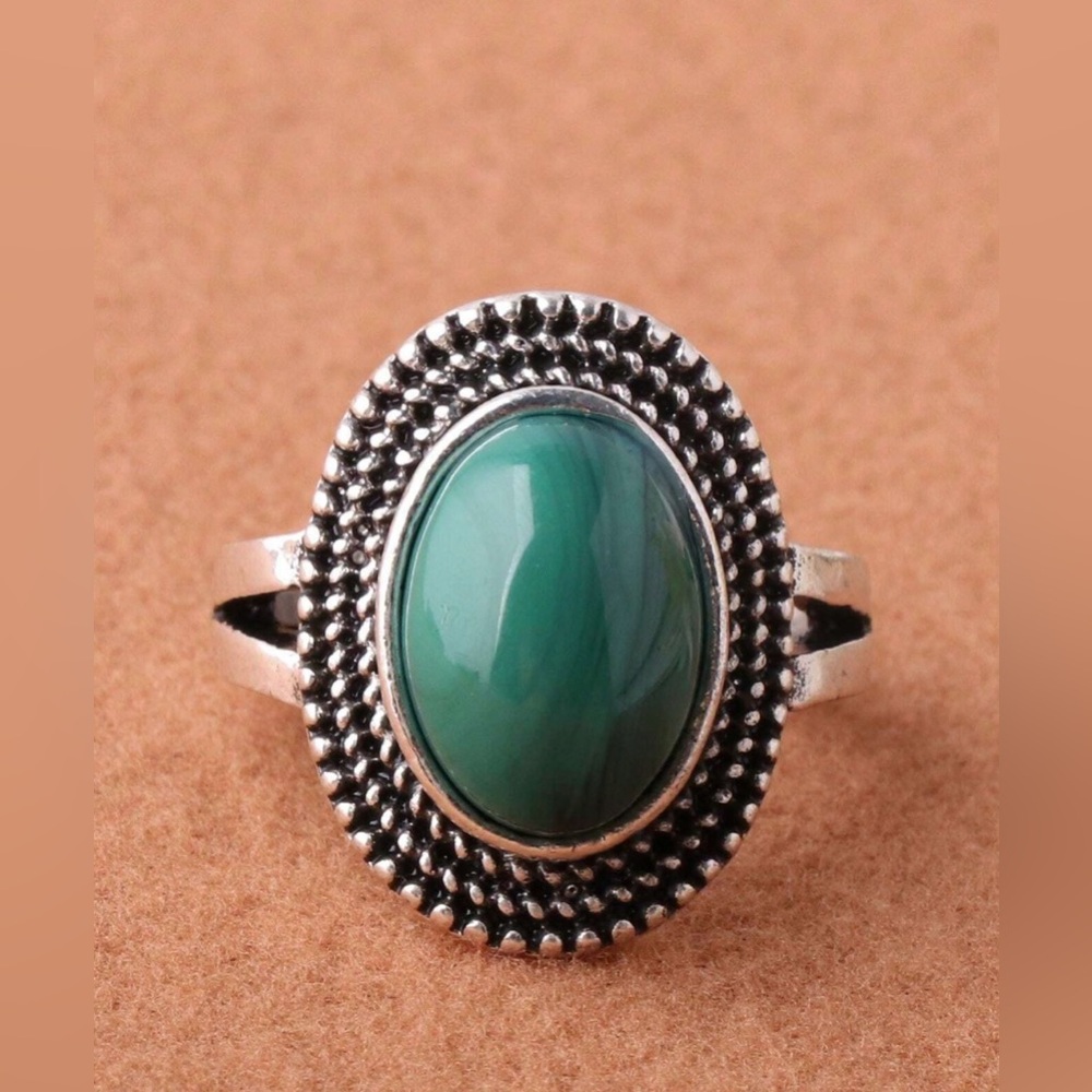 Vintage silver tone alloy green onyx ring with a bezel setting style. Size 9